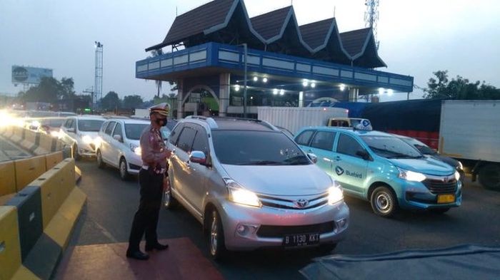 kondisi arus lalu lintas di Gerbang Tol Cengkareng menuju Bandara Soetta.