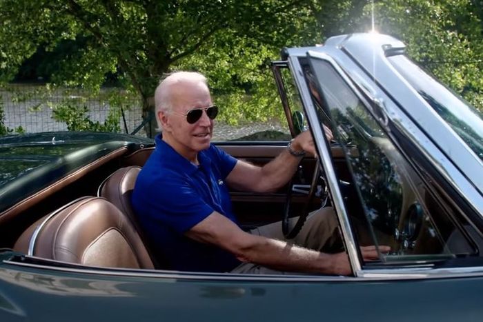 Presiden AS terpilih Joe Biden saat mengendarai Chevrolet Corvette Sting Ray 1967 miliknya.