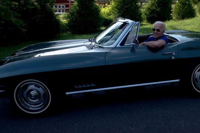 Presiden terpilih Amerika Serikat di atas Chevrolet Corvette Stng Ray 1967 miliknya.