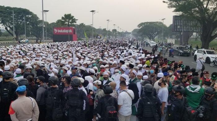 Ribuan simpatisan Habib Rizieq Shihab menutup lumpuh akses Bandara Soekarno-Hatta, Selasa (10/11/2020) pagi.