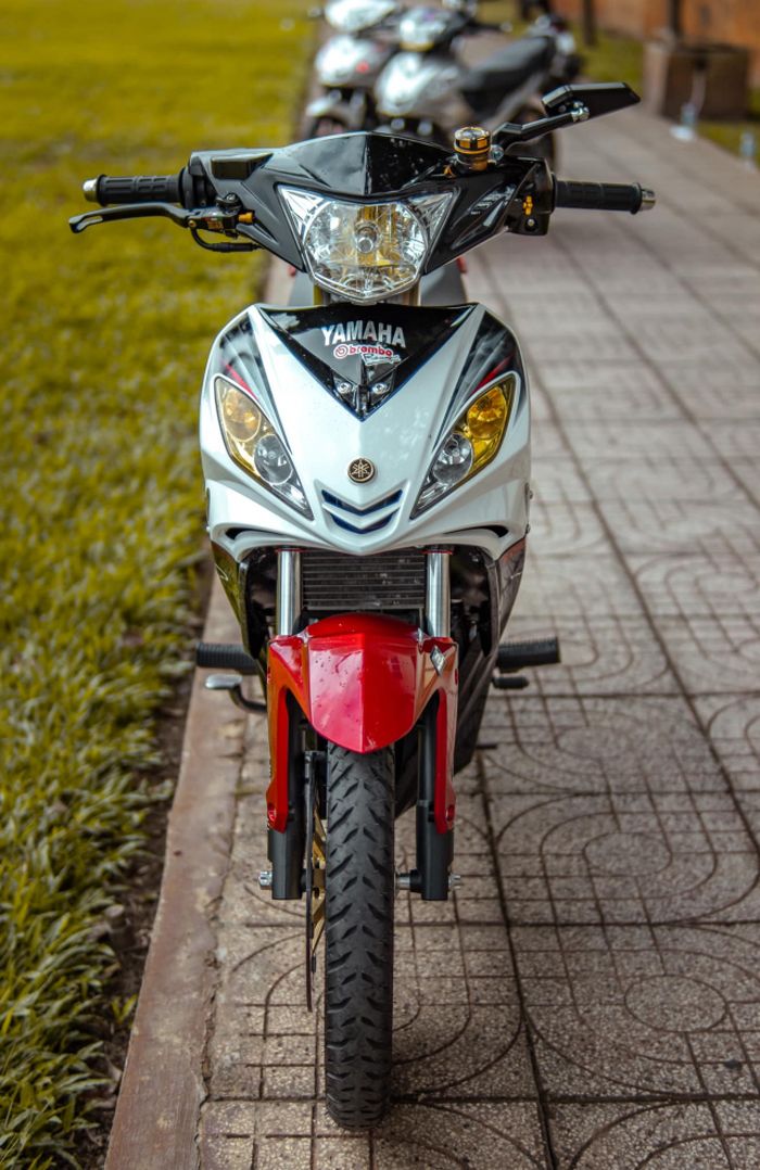 Area kokpit mendapatkan sedikit ubahan berupa master rem dan steering damper