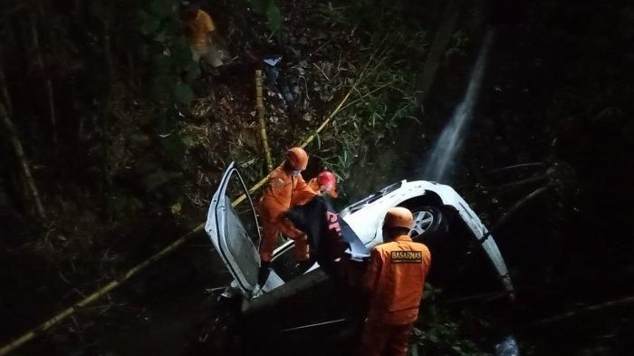 Proses evakuasi korban mobil masuk jurang di Desa Kekeran, Kecamatan Busungbiu, Buleleng, Bali, Rabu (11/11/2020) malam. (Foto istimewa kiriman Humas Basarnas Bali)