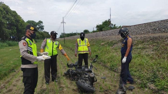 Olah TKP Honda BeAT tertabrak kereta api Matarmaja di Kediri, Jawa Timur