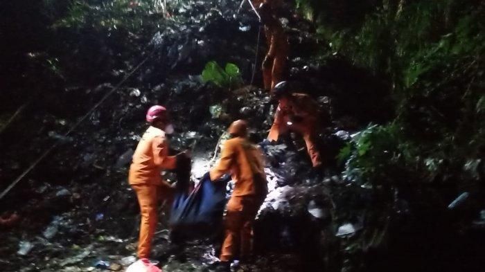 Proses evakuasi penumpang Daihatsu Sirion yang terjungkal ke jurang di Buleleng, Bali