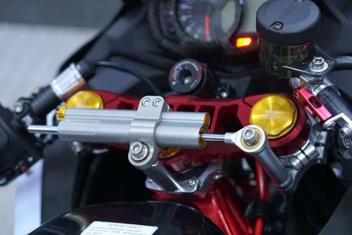 Modal Rp 6,6 jutaan pasang steering damper Ohlins di Ninja ZX-25R. 