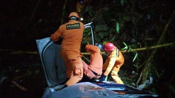 Tim Basarnas Bali evakuasi penumpang Daihatsu Sirion yang terjun jurang di Buleleng, Bali