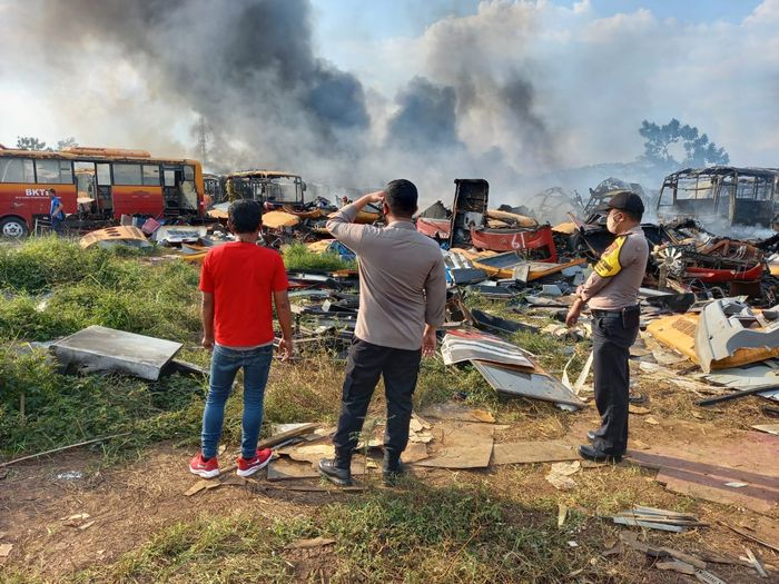 Bangkai bus transjakarta terbakar di Bogor