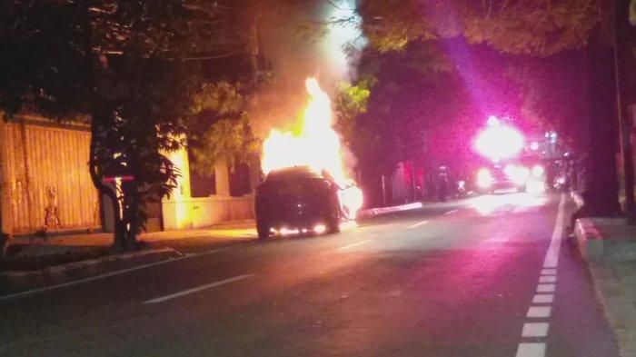 Sedan dinas TNI terbakar di Kebayoran Baru, Jakarta Selatan