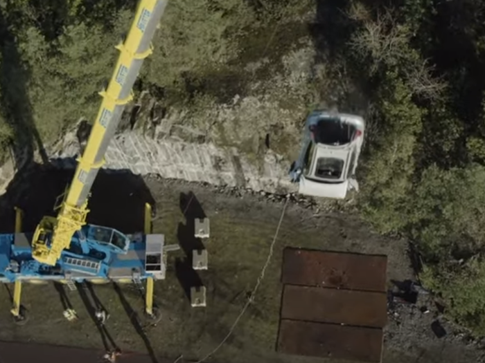 satu unit mobil Volvo diangkat crane ke ketinggain 30 meter, langsung dijatuhkan ke tanah
