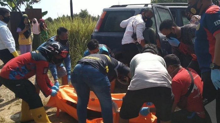 Proses evakuasi mayat membusuk di dalam kabin Honda CR-V yang sudah dongkrok selama tiga tahun di Banjar, Kalimantan Selatan