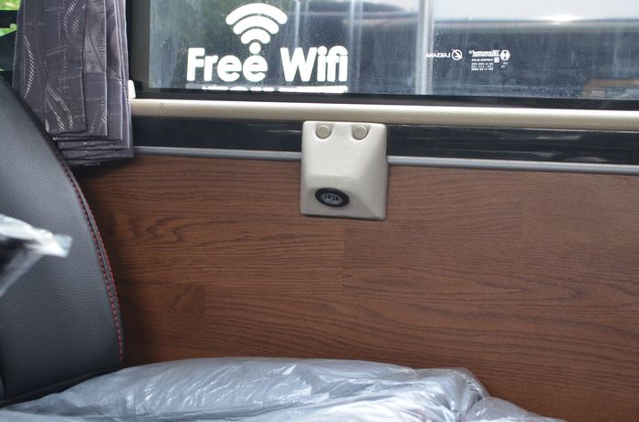 Di setiap kursi ada USB charger