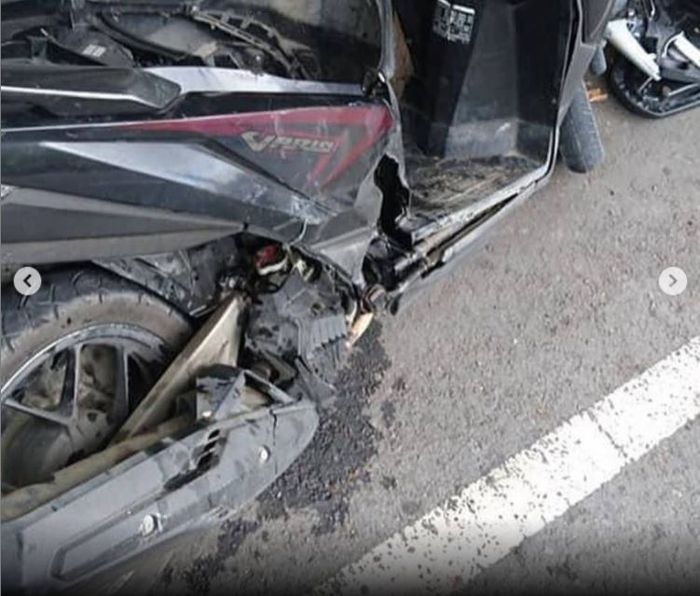 Kondisi Honda Vario 125 yang rompal diterjang motor dari belakang saat potong jalan 