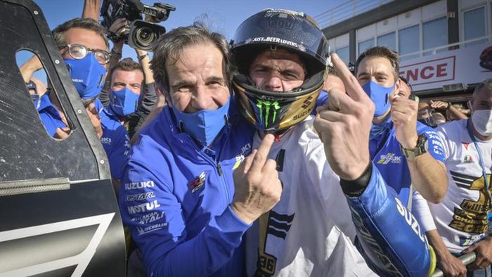 Joan Mir dan Davide Brivio (kiri) saat selebrasi mengunci poin klasemen untuk juara dunia usai MotoGP Valencia 2020.