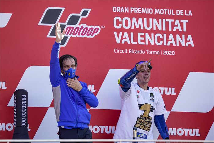 Manajer Tim Suzuki Ecstar, Davide Brivio (kiri), merayakan gelar juara dunia yang diraih pembalapnya, Joan Mir (kanan).