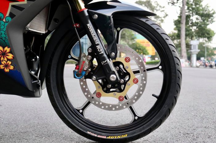 Kaki depan makin istimewa dengan pelek K7 dan pengereman Brembo