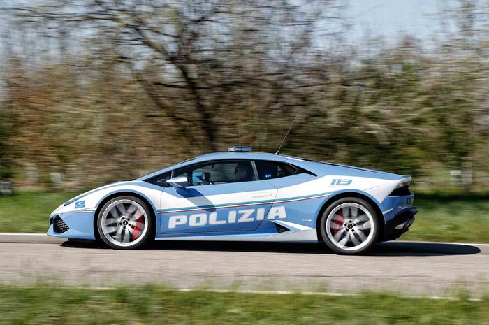 Lamborghini Huracan berbalut livery kepolisian Italia mengantarkan organ ginjal ke Rumah Sakit Universitas Gemelli di Padua, Italia.