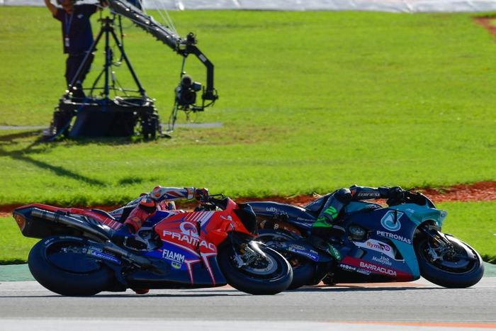 Duel sengit antara Jack Miller dan Franco Morbidelli di MotoGP Valencia 2020.
