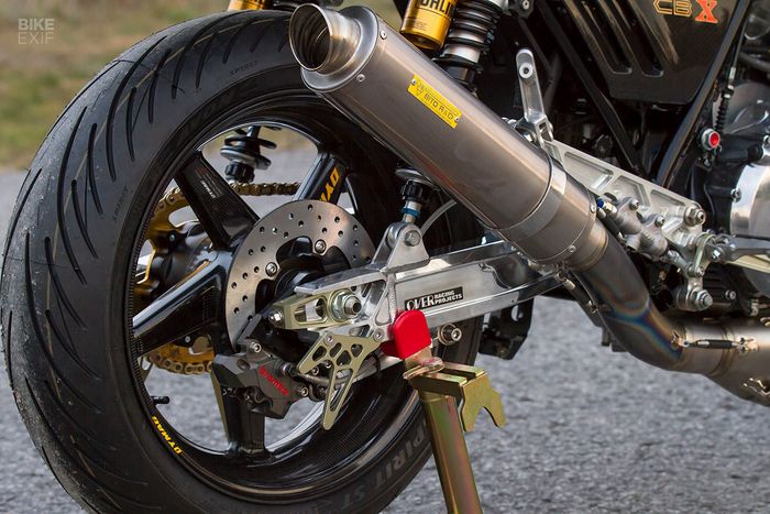 Swingarm Over Racing dan pelek karbon Dymag