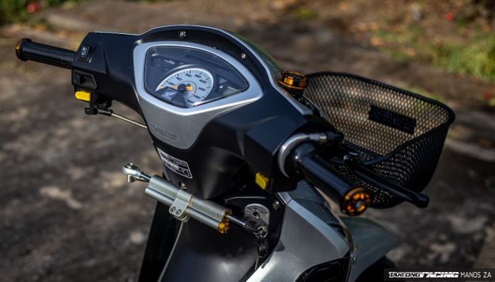 Pada kokpitnya terdapat beberapa part mewah