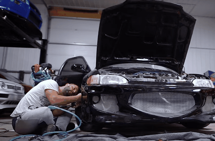 salah satu koleksi mobil Fast and Furious milik Jorge yang sedang dibangun