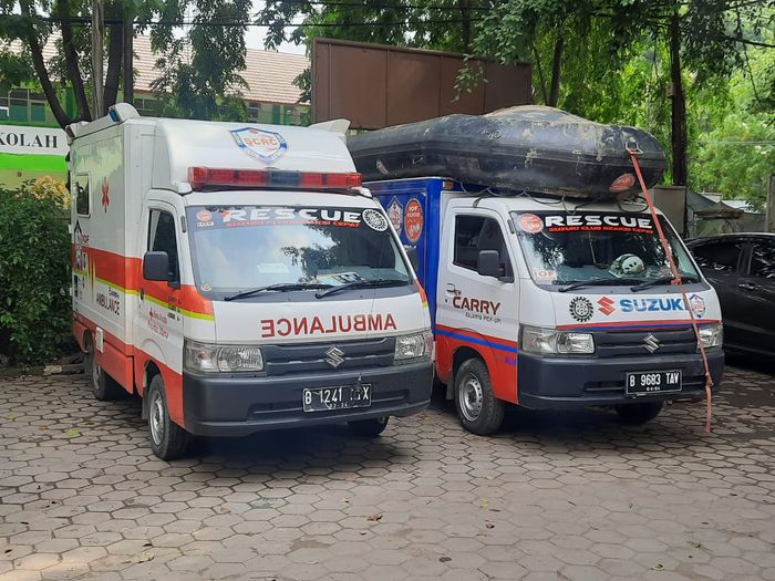 Satu unit New Carry Ambulance beserta alat medis dan 1 unit mobil Box New Carry bantuan PT SIS