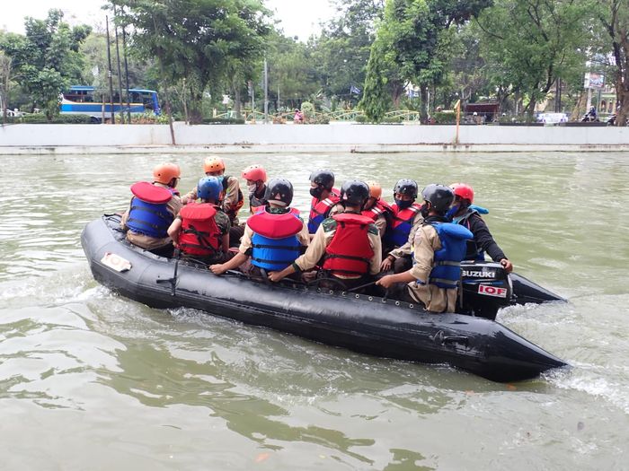 Suzuki Club Reaksi Cepat (SCRC) membuat program Peduli Antisipasi Banjir Jabodetabek.