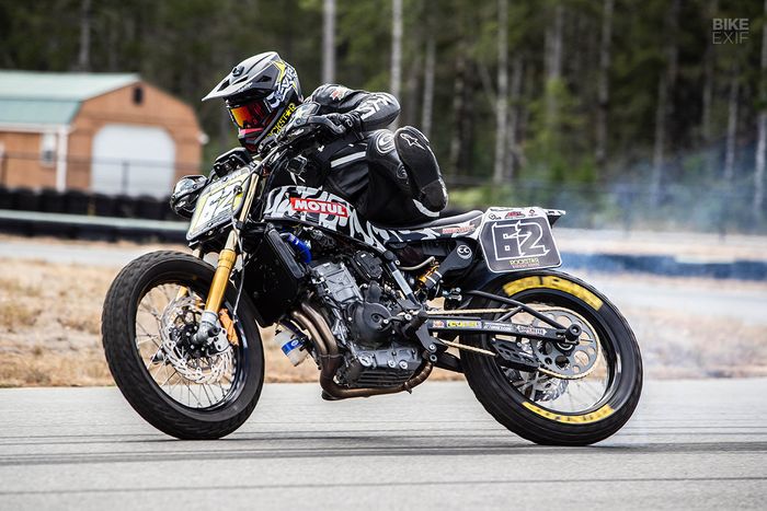 Andy diBrino saat melakukan drifting dengan KTM 790 Duke flat tracker miliknya