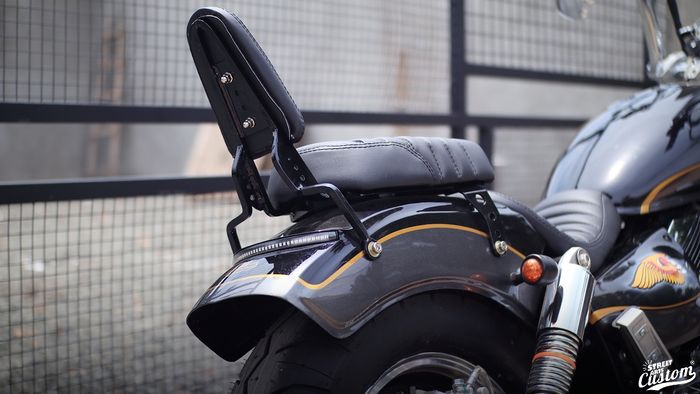 Untuk jok belakang ditambahkan sandaran, jadi pembonceng SM Sport V16 ini semakin nyaman