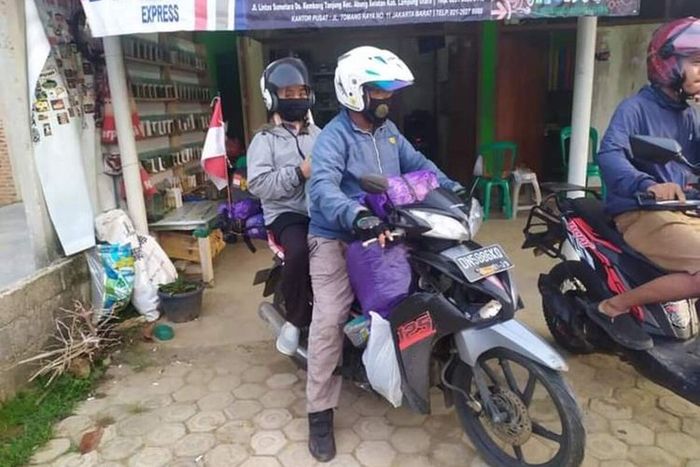 Saat pasangan suami istri,  Hasan dan Nining mengabadikan foto-foto di setiap perjalanannya.