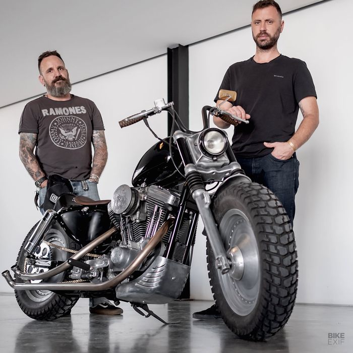 Marco (kiri) dan Antonie (kanan) bersama Harley-Davidson Sportster garapan mereka