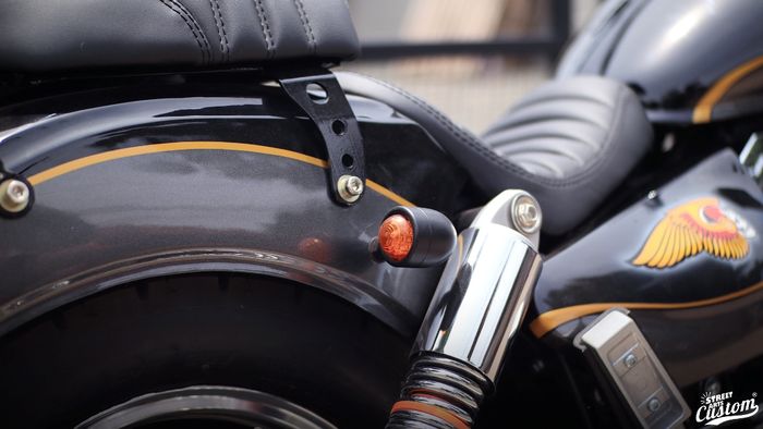 Sepatbor belakang dibuat ulang yang mengharuskan papas sasis SM Sport V16