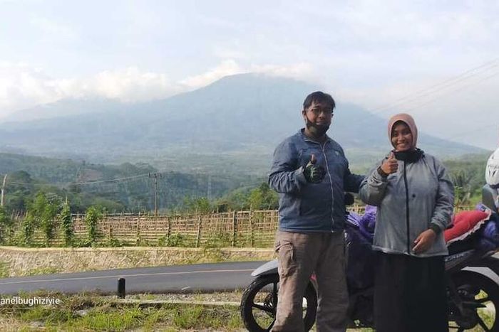 Saat pasangan suami istri,  Hasan dan Nining mengabadikan foto-foto di setiap perjalanannya.