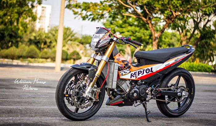 Garpu depan pakai upside down Ohlins dan kedua peleknya pakai BST karbon