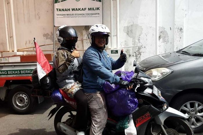 Saat pasangan suami istri,  Hasan dan Nining mengabadikan foto-foto di setiap perjalanannya.