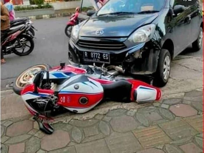 Honda CBR1000RR diseruduk Daihatsu Ayla di Purwokerto Utara, Jawa Tengah.