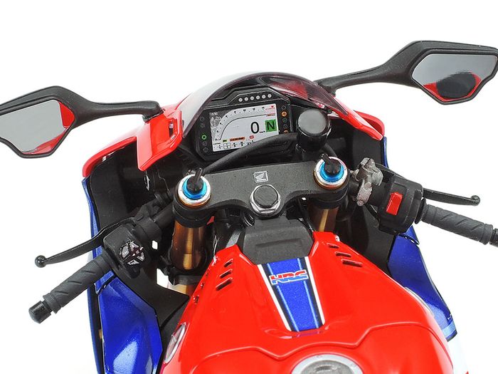 Detail panel instrumen miniatur Honda CBR1000RR-R Fireblade SP dari Tamiya