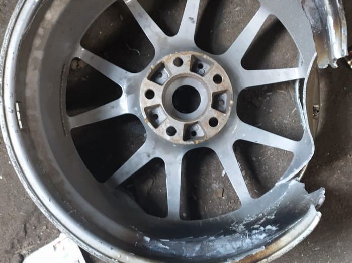 Pelek mobil pecah sebaiknya diperbaiki menggunakan material logam yang sama agar bersenyawa.