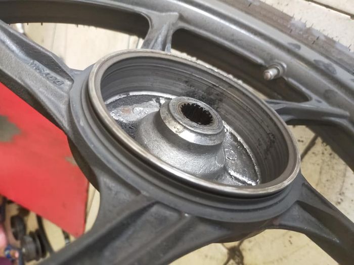 Mangkok tromol di pelek motor sudah terkikis
