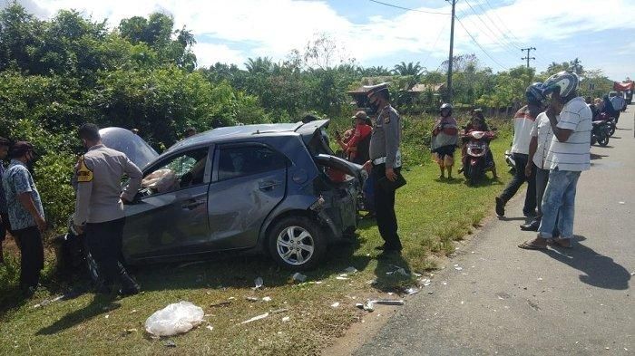 Proses evakuasi Honda Brio yang dihajar keras Isuzu D-Max polisi di Aceh Jaya