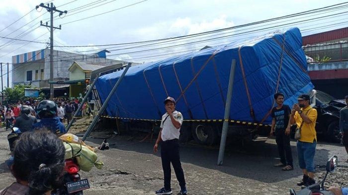 Truk tronton yang diduga jadi penyebab tabrakan beruntun 12 mobil dan motor di Asahan Siantar, Simalungun