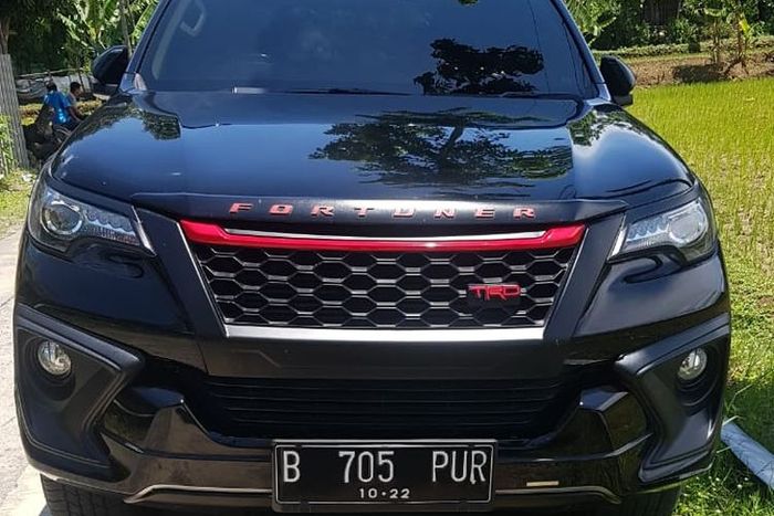 Mobil Toyota Fortuner Sportivo TRD milik Bambang Widjo Purwanto yang pelat nomornya dipalsukan seorang pemilik Daihatsu Rush di Jakarta.