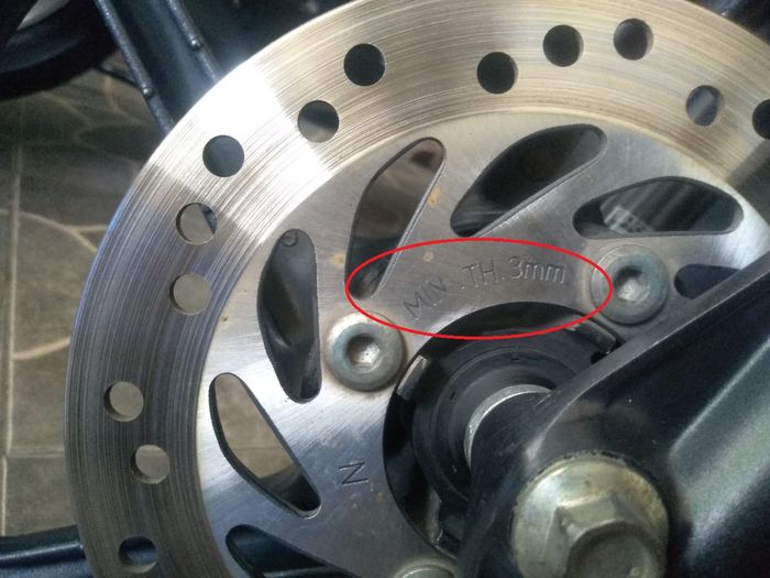Tulisan MIN.TH. pada piringan cakram Honda BeAT, tertera angka 3 milimeter (MM)