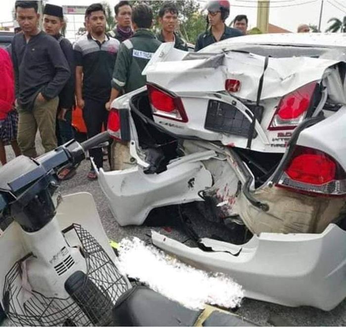 Bagian belakang Honda Civic HD terlihat mengenaskan akibat diseruduk Honda EX5 yang dikenal di Indonesia sebagai Astrea Prima