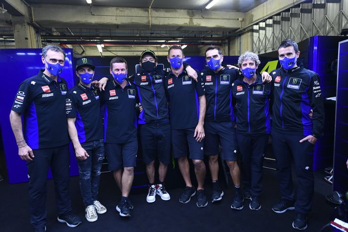 Valentino Rossi bersama kru mekaniknya di tim pabrikan Yamaha MotoGP