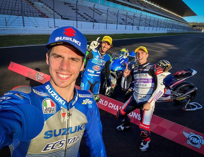 Para juara dunia Moto3, Moto2 dan MotoGP 2020 berfoto selfie di Sirkuit Portimao.