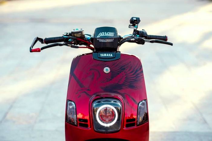 Tampilan depannya makin menarik dengan grafis pegasus dan headlamp LED proyektor