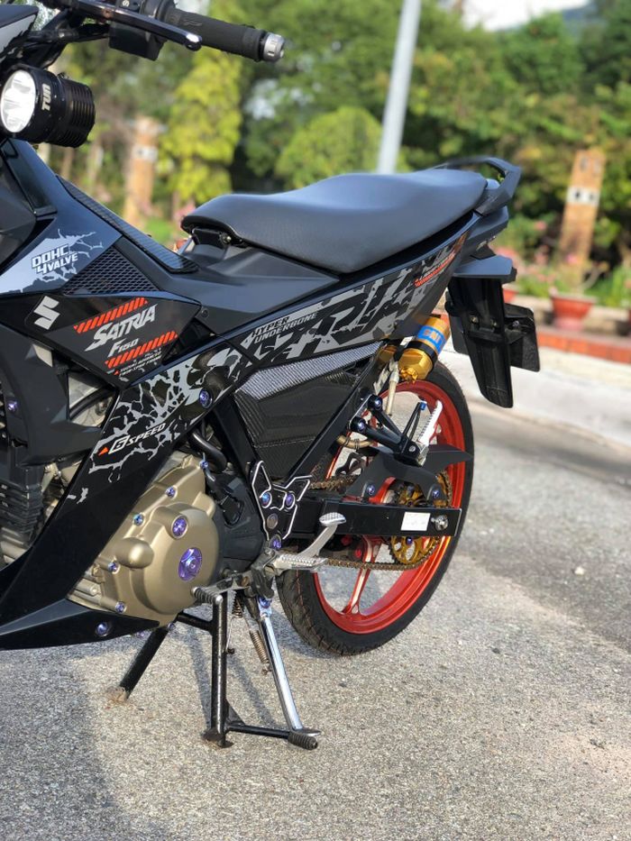 Suspensi belakang juga diganti dengan Ohlins