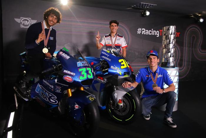 Motor juara dunia MotoGP 2020 di FIM MotoGP Prize Giving 2020. Enea Bastianini (Kalex Triumph/kiri), Albert Arenas (KTM RC250GP/tengah) dan Joan Mir (Suzuki GSX-RR/kanan)