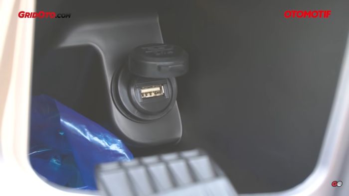 Fitur USB Power Charger Honda All New Scoopy