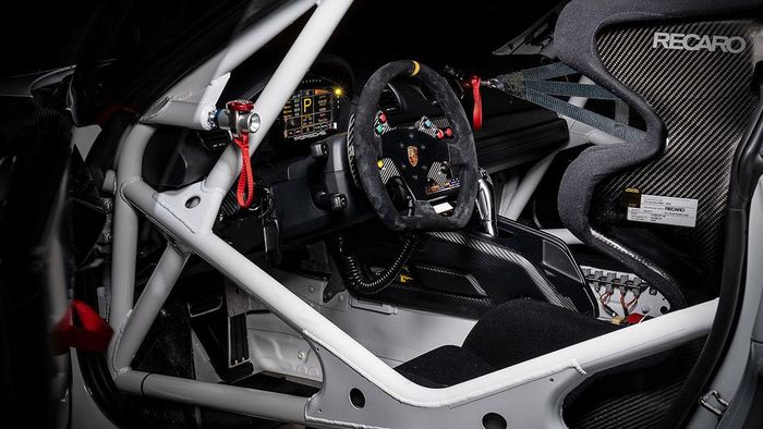 Tampilan kabin Porsche 718 Cayman GT4 dengan spek balap